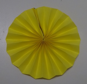 Гармошка декоративная   (15 см) , цвет желтый .